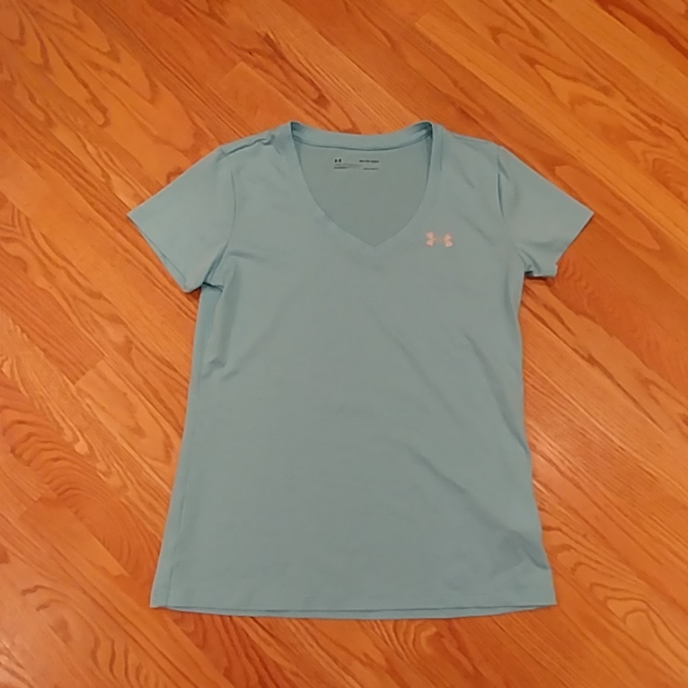 ⭐️CLOSET CLOSE OUT⭐️
Under Armour Loose Fit Women's 
V-Neck Shirt 
Size XS